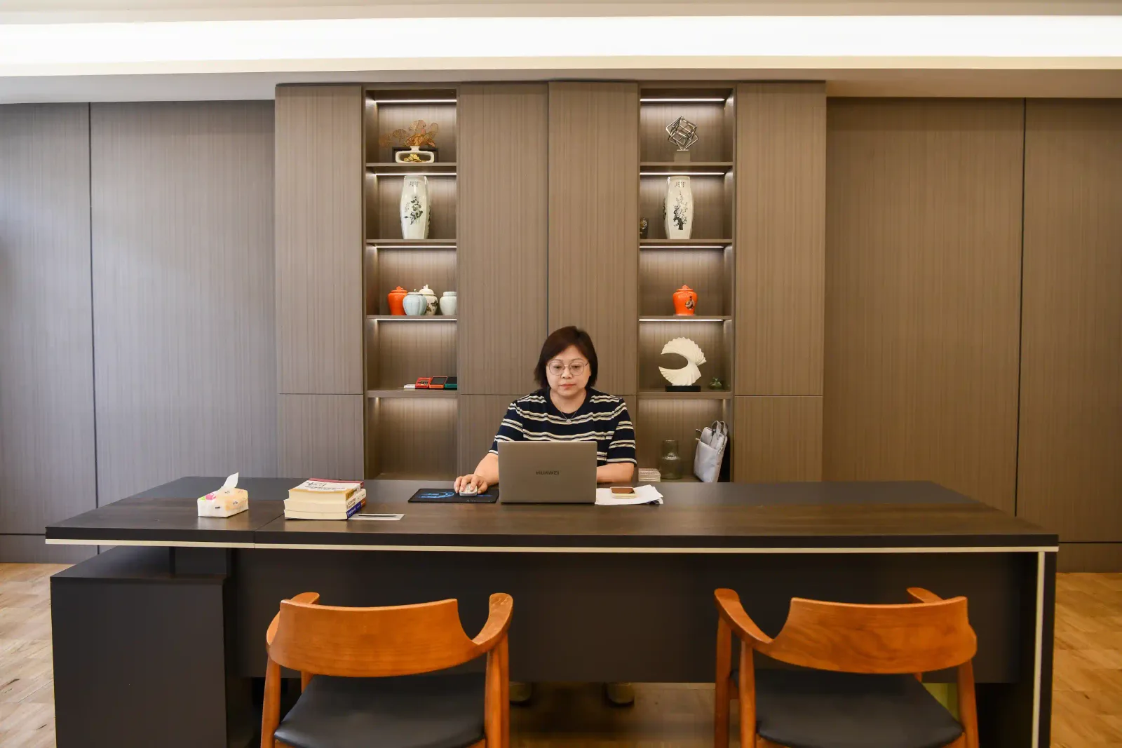 HAO Eyewear founder working at the company's Shenzhen head office